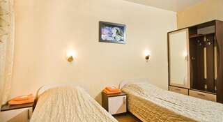 Гостиница Оделина Отель Уссурийск Двухместный номер с 2 отдельными кроватями и общей ванной комнатой-7